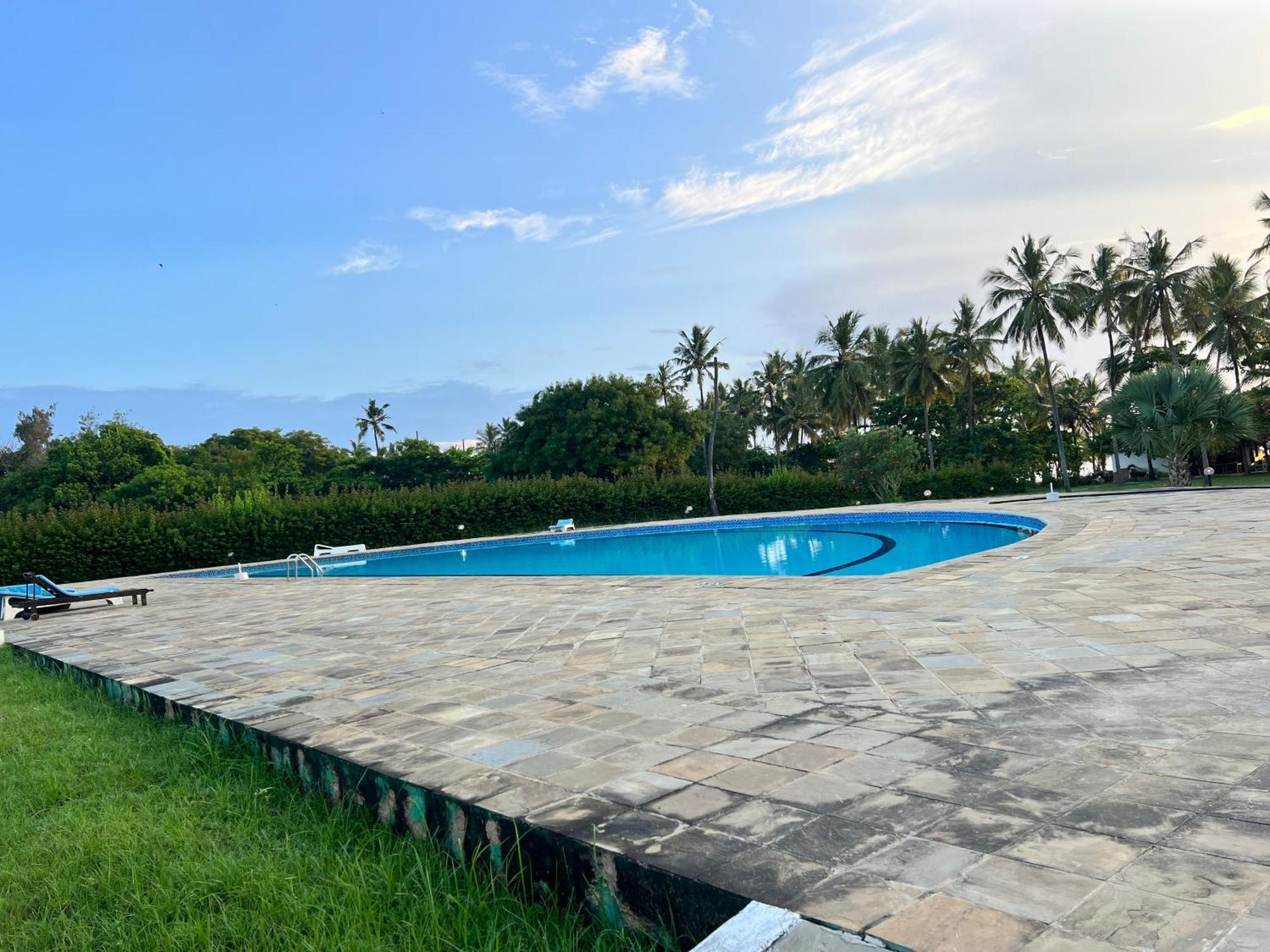 Waves And Wanderlust-Playa de Diani Exterior foto