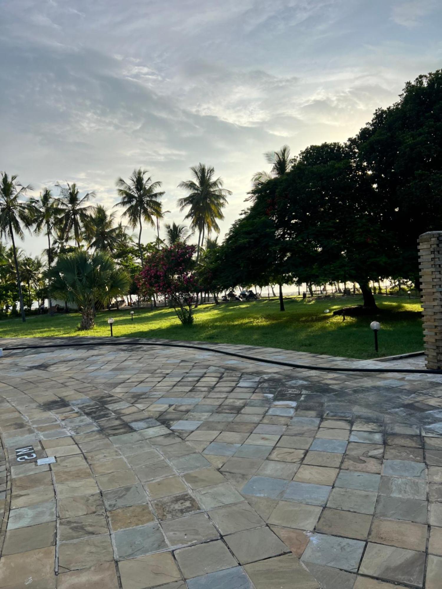 Waves And Wanderlust-Playa de Diani Exterior foto